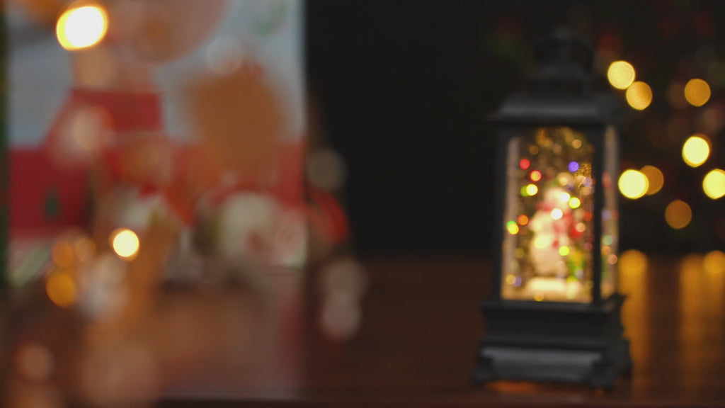 Laterne mit warmer Beleuchtung und Musik